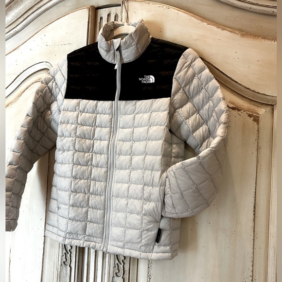 The North Face girls or boys sz M jacket.Perfect condition, worn a couple times. - Picture 12 of 13